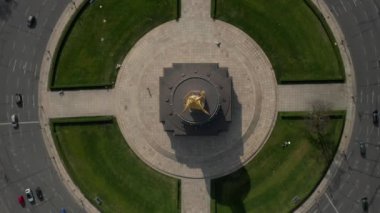 Corona Virüsü COVID19 sırasında Küçük Araba Trafiği ile Berlin Zafer Kol Kavşağı 'nın kuş bakışı görüntüsü