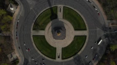Yukarda Kuşların Gözü İnsansız Hava Aracı, Corona Virüsü COVID19 sırasında Küçük Araba Trafiğiyle Berlin Zafer Sütun Kavşağı 'nda yükseliyor.