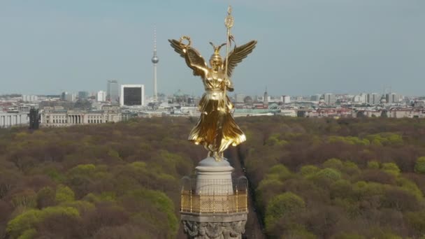 AEREO: Close Up Dolly of Berlin Colonna della vittoria Statua d'oro Vittoria alla bella luce del sole e Berlino, Germania Città Scape Skyline sullo sfondo — Video Stock