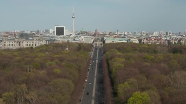 AERIAL: Straße des 17. Juni Juni mit Blick auf das Brandenburger Tor in Berlin, Deutschland am sonnigen Tag — Stockvideo