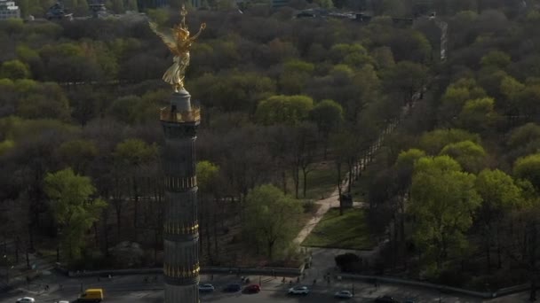 AERIAL: Vista ampla circulando pela Coluna da Vitória de Berlim Estátua Dourada Victoria in Beautiful Sunlight e Berlim, Alemanha City Scape Skyline in Background — Vídeo de Stock