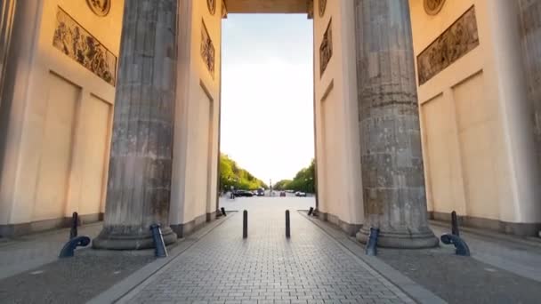 Walk Trough Brandenburg Gate en Berlín, Alemania, sin personas en Golden Hour Sunset durante el virus Corona COVID-19 Pandemic — Vídeo de stock