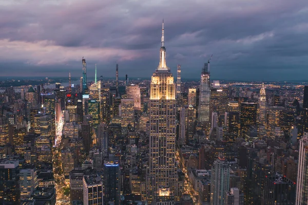 Dramatisk utsikt över mörka Manhattan, New York City, Empire State Building och Skyline direkt efter solnedgången med stadsljus i lila ljus — Stockfoto