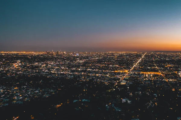 Vista aérea ampla sobre Glowing Los Angeles, Califórnia Cidade luzes escapar — Fotografia de Stock