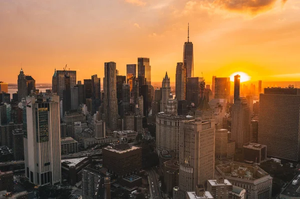 Uptown Manhattan i Golden Hour Sunset Light med Skyline of Skyscrapers Drönarskott — Stockfoto