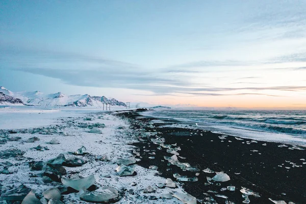 Θέα πάνω από Diamond Beach στην Ισλανδία με παγάκια στο έδαφος — Φωτογραφία Αρχείου