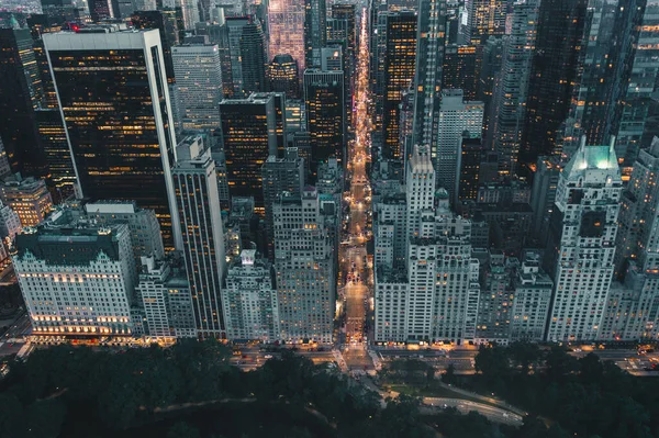 Dramatic View of Dark Epic Manhattan, New York City Avenue justo después del atardecer con City Lights —  Fotos de Stock