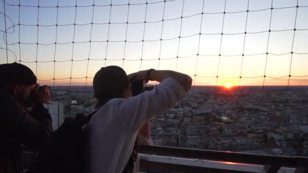 Fotógrafo caucasiano tirando fotos em um telhado do pôr do sol no verão — Vídeo de Stock