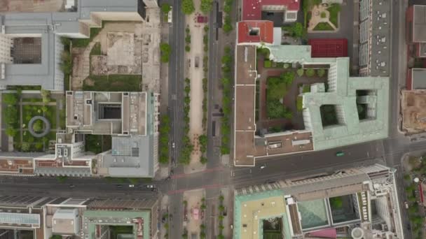 AERIAL: Vista aérea das aves da rua vazia da cidade européia em Berlim Central durante o Coronavirus COVID-19 Pandemia e estadia na regulamentação doméstica em maio 2020 — Vídeo de Stock