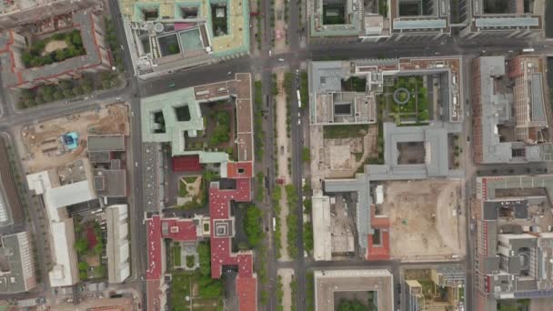 AERIAL: Overhead Birds View of Empty European City Berlin Central during Coronavirus COVID-19 Pandemic and Stay at Home regulation 16 de mayo de 2020 — Vídeos de Stock