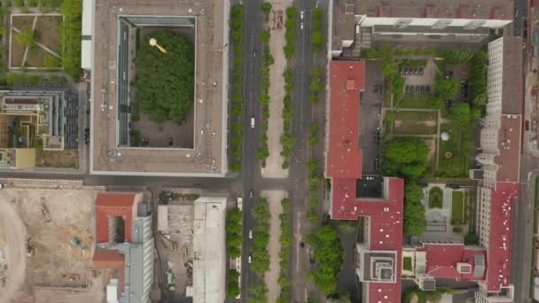 АЭРИАЛ: вид птиц на пустую Европейскую городскую улицу в центре Берлина во время коронавируса COVID-19 Pandemic 16 мая 2020 года — стоковое видео