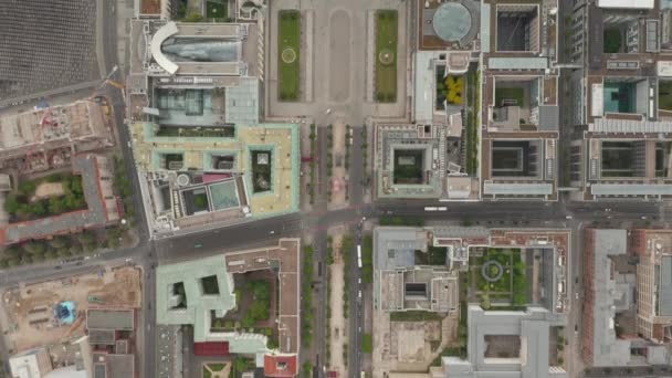 AERIAL: Overhead Top down Zicht op Empty European City Street Berlin Central tijdens Coronavirus COVID-19 Pandemie en Verblijf bij Home Regulation 16 mei 2020 — Stockvideo