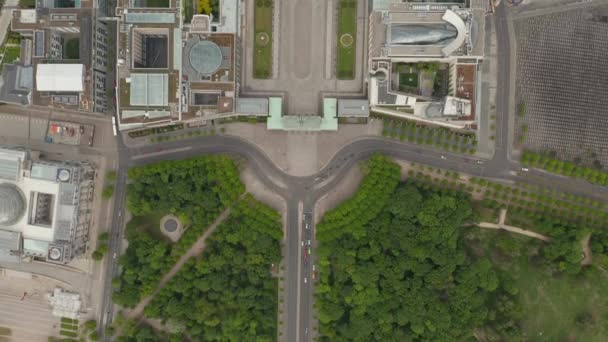 AERIAL: Сверху вниз Вид на пустые Бранденбургские ворота в Берлине Центральный во время пандемии Coronavirus COVID-19 и остаться дома в мае 2020 года — стоковое видео