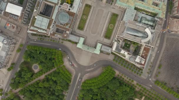 AERIAL: Slow Overhead De arriba a abajo Ver Circle over Empty Brandenburg Gate in Berlin Central during Coronavirus COVID-19 Pandemic and Stay at Home regulation in May 2020 — Vídeos de Stock