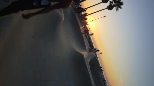 SLOW MOTION: Rolo de câmera 360 Shot of Venice Beach Skatepark em Los Angeles em Golden Hour Sunset Light — Vídeo de Stock