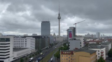 Berlin Skyline Cityscape üzerinden Alexander Platz TV Tower in Rain 'in sisli gökyüzü ve yüksek bulutlu manzarasını izle 