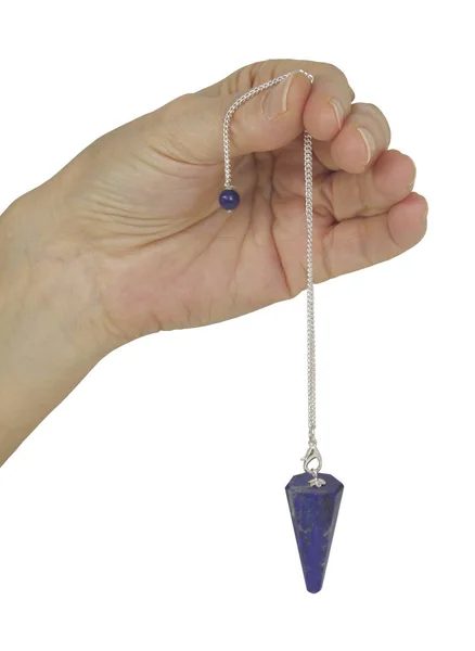 Deținerea unui pendul de dowsing cu cristal lapis — Fotografie, imagine de stoc