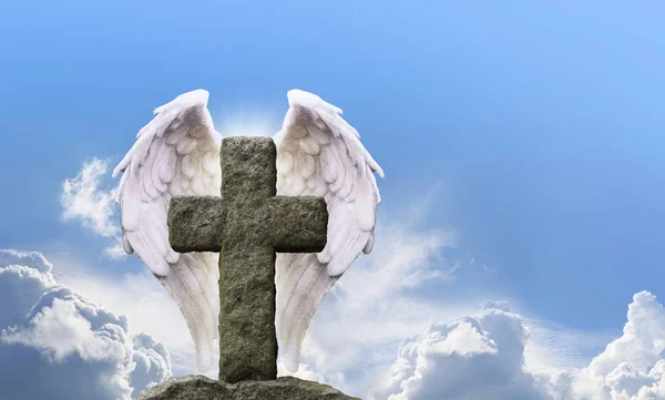 Anielskie skrzydła i rustykalne Cross — Zdjęcie stockowe