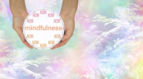 Mindfulness Hazlo Ahora Manos Femeninas Sosteniendo Reloj Now Con Mindfulness — Foto de Stock
