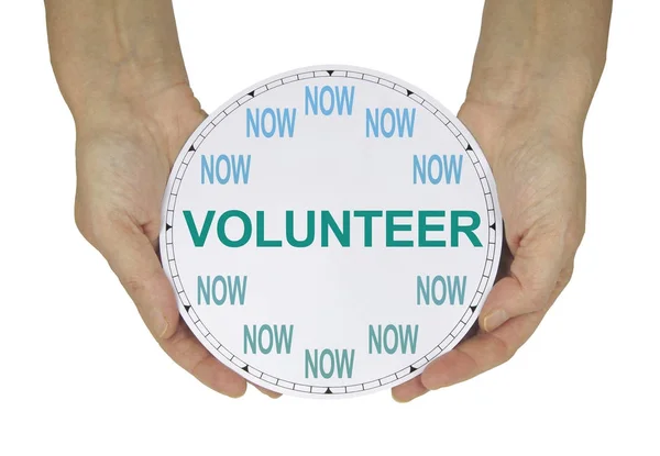 现在请你的时间志愿者 女性手拿着一个时钟没有手 现在已经取代了数字和志愿者的手 而不是在白色背景的双手隔离 — 图库照片