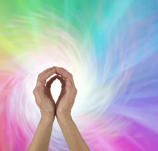 Regnbue Spiral Energy Healing Hænder Kvindelige Hænder Med Fingerspidser Rører - Stock-foto
