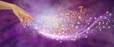 Numeroloji çok daha fazlasını sadece numaraları - sparkles swish ve rasgele sayılar akışının bir pembe mor enerji oluşumu arka plan oluşturmak için görünen el 's