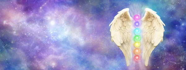 天使のような宇宙の保護者 天使の翼と つのチャクラのペアで明るく美しいコスモス背景 — ストック写真