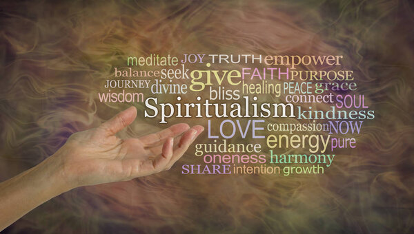 Смысл спиритизма Word Cloud - женская рука, жестикулирующая в сторону слова SPIRITUALISM в окружении словесного облака на земном газообразном эфирном фоне
