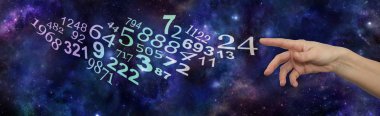 Numeroloji uzmanı - koyu mavi derin uzay yıldızlı gece arka plan üzerinde rasgele sayılar bir akış yönü gösteren kadın ele alınmalı
