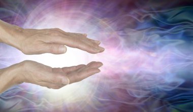 Şifa enerji - kadın girdap kanallık bir beyaz girdap enerji oluşumu ve pembe mavi ruhani enerji alan arka plan ile düzenlenen paralel eller