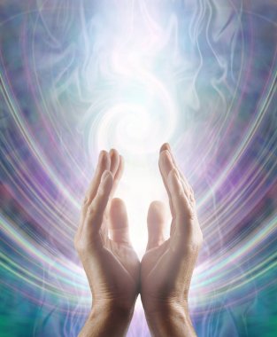 Spiralling şifa enerji - erkek elleri kadar ulaşan ve kopya alanı ile enerji formu akan bir ethereal çıkmaması beyaz ışık algılama algılama 