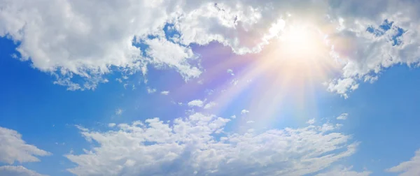 Zázračné Nebeské Světlo Panorama Banner Široká Modrá Obloha Načechraný Mraky — Stock fotografie