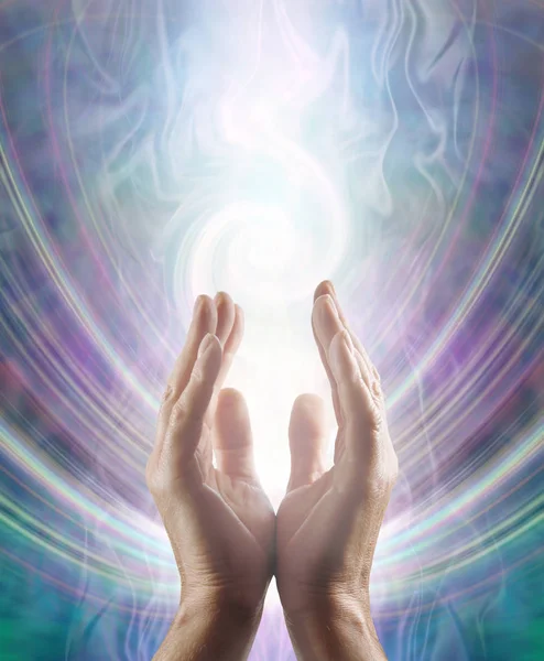 Sensação Spiralling Healing Energy Mãos Masculinas Atingindo Sentindo Uma Luz — Fotografia de Stock