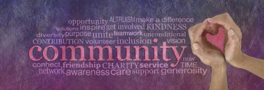 Eller bir rustik taş etkisi pembe mor afiş arka plan kelime kelime etiket bulutu tarafından çevrili topluluk ile kalp şekil verme, topluluk ruhu Word Cloud - seviyorum