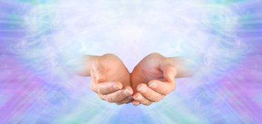 Şifa koşulsuz sevgi ile - teklif götürdü eller enerji arka plan akan bir ince pembe mor mavi yeşil 