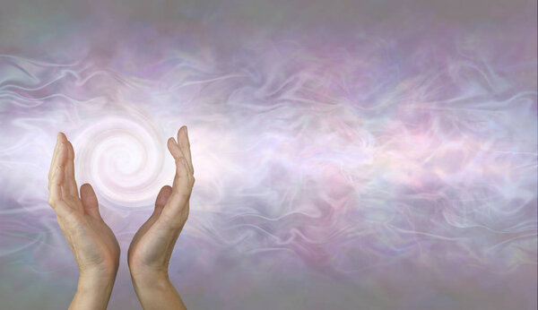 Направление вихревой целительной энергии - женские руки держатся параллельно с белым спиральным вихревым образованием энергии и бледно-розовым голубым туманным эфирным энергетическим полем фона с копировальным пространством
 