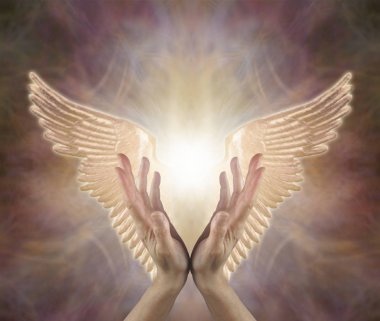 Melek şifa enerji - eller yukarı iki tarafta da sıcak bir altın Angel wings ile ulaşan kanalize tonda ethereal arka plan kopya alanı yukarıdaki ile 