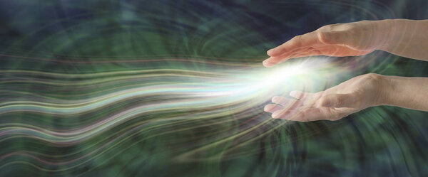 Усиление высокого резонанса целебного энергетического знамени - женские параллельные руки с ошеломляющей тропой света и духовного шара на фоне формирования эфирной зеленой энергии
