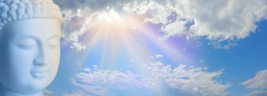 Budizm 'in Farkındalığında Gökyüzü Sancağı - Buda' nın başı sol tarafta aşağıya doğru ışıldayan güzel altın güneşe ve kopyalama alanı ile mavi gökyüzüne karşı                       