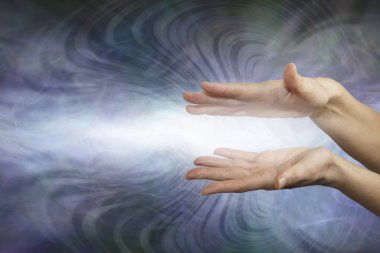 Herkes enerjiyi hissedebilir ve niyetle gönderebilir. Paralel kadın elleri, beyaz ışığı, fotokopi uzayı olan gri bir arkaplana doğru ışınlayabilirler.