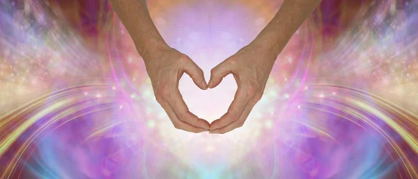 Posílání Čisté Bezpodmínečné Lásky Ruce Vytvářejí Jemný Tvar Srdce Proti — Stock fotografie