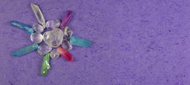 Yüksek Rezonans Şifa Kristalleri Mesaj Sancağı- dikkatlice yerleştirilmiş kristal noktalar, kopyalama alanı olan mor lifli kağıt üzerinde 7 nokta yıldız oluşturur