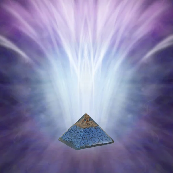 Blue Stone Throatチャクラ オルゴ ピラミッドの背景 オルゴは Throatチャクラに関連する青い石のチップと 上記のコピースペースで上下に流れる活気のあるエネルギーを示しています — ストック写真
