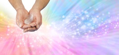 Nazik Angelic Şifalı Eller Mesaj Pankartı- erkek elleri gökkuşağı renkli ışıltılı ruhani enerji arka planına karşı beyaz bir tüy uzatıyor