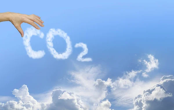 Weź Odpowiedzialność Emisje Co2 Żeńska Dłoń Sięgająca Chmur Czytająca Co2 — Zdjęcie stockowe