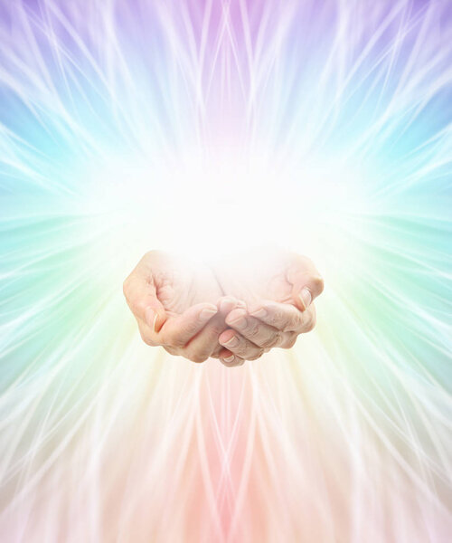 Использование цвета исцеления полного спектра энергетического фона - женские руки с радужным цветом света, вытекающего во всех направлениях от центрального белого шара света и копирования пространства вокруг

