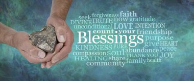    Kalp Kutsanmış Kelime Bulutu - Erkek elleri taşralı ahşap bir kalbi kutsal bir kelime bulutunun yanında tutarken grunge taşı efektine karşı yeşil mavi kırsal arka plan                            