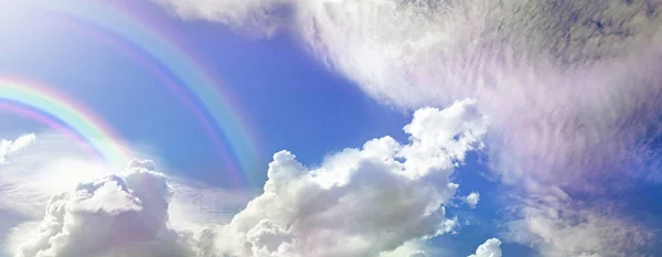 美丽的双彩虹云彩背景图 蔚蓝的天空 云彩斑斓 左上角闪烁着巨大的双彩虹 还有复制的空间 — 图库照片