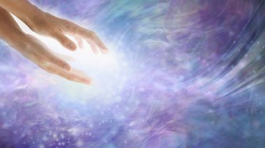 İyileştirme enerjisi dikkatinizin gittiği yerde akar. Yüksek rezonanslı paralel kadın elleri. Fotokopi uzayıyla birlikte ruhani mor bir arka planda akan beyaz enerji.