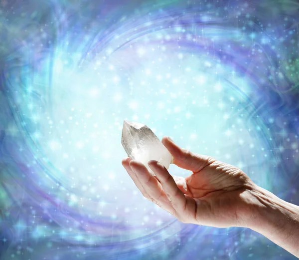 Crystal Therapy Quartz Resonance Manlig Hand Pekar Klar Kvarts Avslutas — Stockfoto